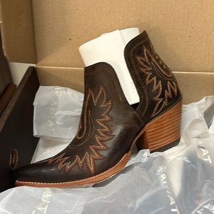 NIB Women’s Size 8 Ariat Dixon Boot